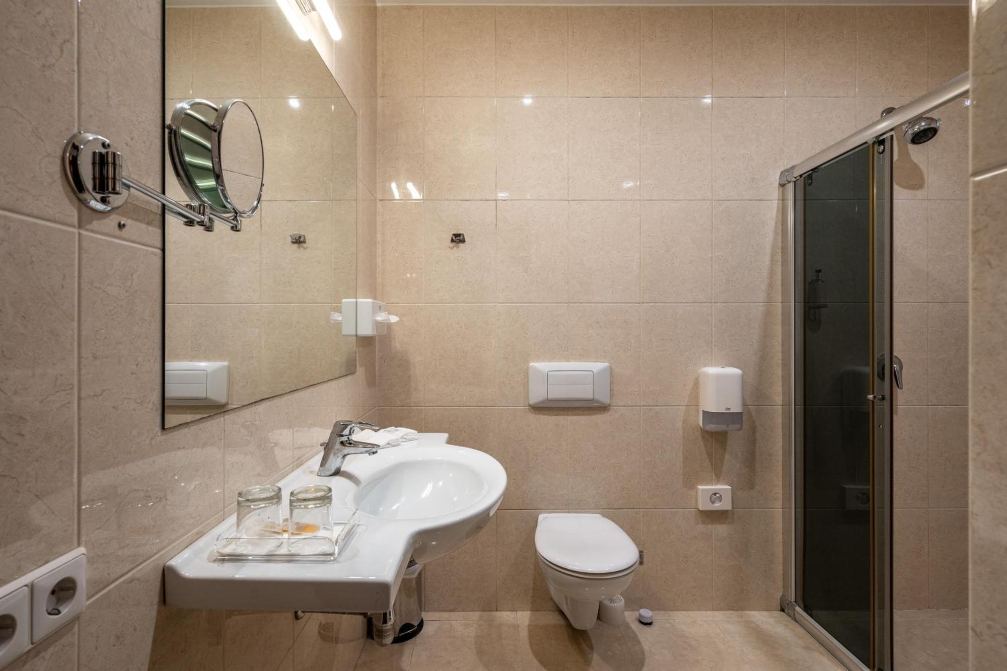 Hotel Sfinksas Kaunas Buitenkant foto